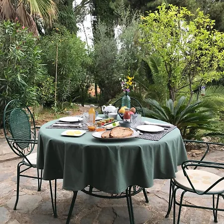 לינה וארוחת בוקר Petit 3*